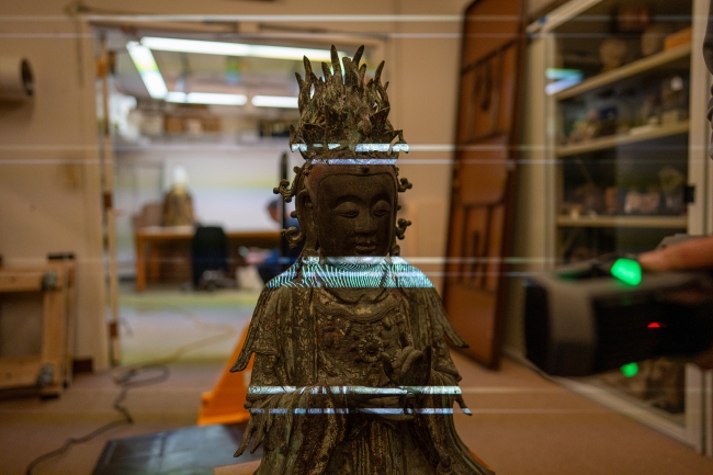 3d scanner lights reflected on a figure at the Art Institute of Chicago